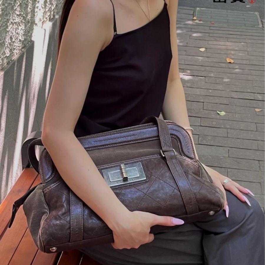 【個酷酷的機車女孩💅🏻與眾不同的香奈兒🤎全網稀有✨】Chanel 棕色做舊多口袋機車包|保齡球包-2