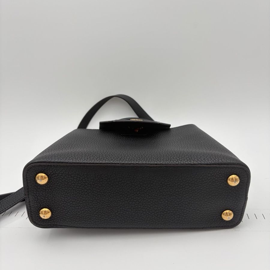 路易威登Louis Vuitton Capucines 小號 黑色粒紋牛皮 金釦手提包斜背包-2