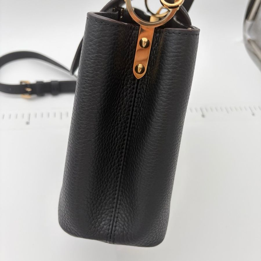 路易威登Louis Vuitton Capucines 小號 黑色粒紋牛皮 金釦手提包斜背包-3