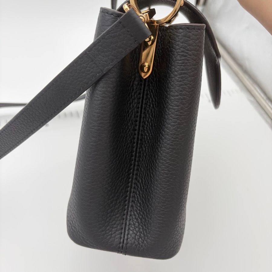 路易威登Louis Vuitton Capucines 小號 黑色粒紋牛皮 金釦手提包斜背包-4