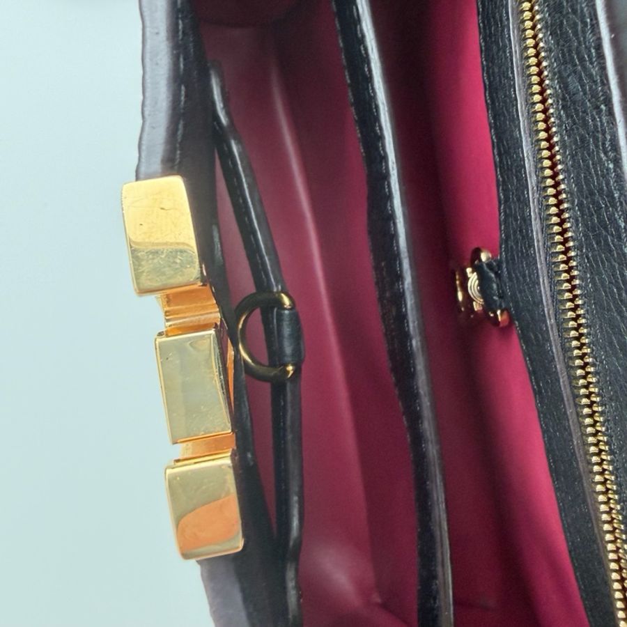 路易威登Louis Vuitton Capucines 小號 黑色粒紋牛皮 金釦手提包斜背包-5
