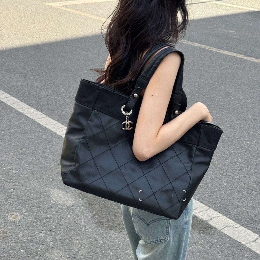 【酷帥女孩必入的Chanel黑銀大包💼】CHANEL菱格紋托特包黑色-1