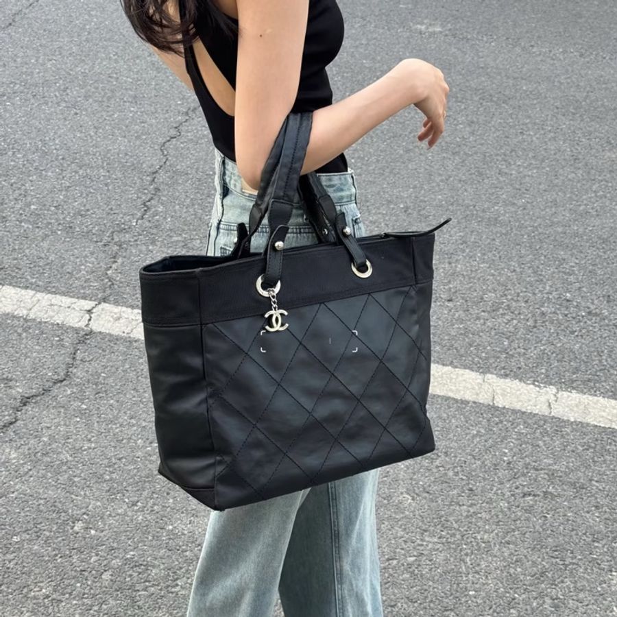 【酷帥女孩必入的Chanel黑銀大包💼】CHANEL菱格紋托特包黑色-2