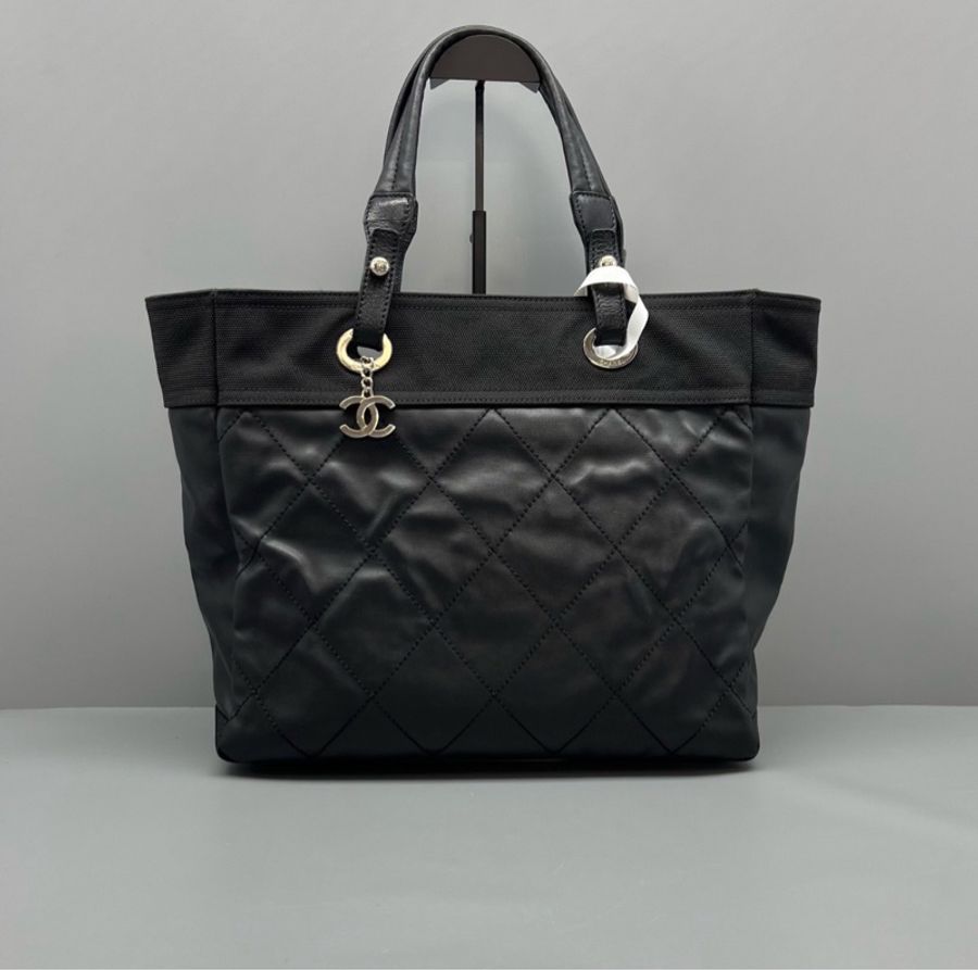 【酷帥女孩必入的Chanel黑銀大包💼】CHANEL菱格紋托特包黑色-3