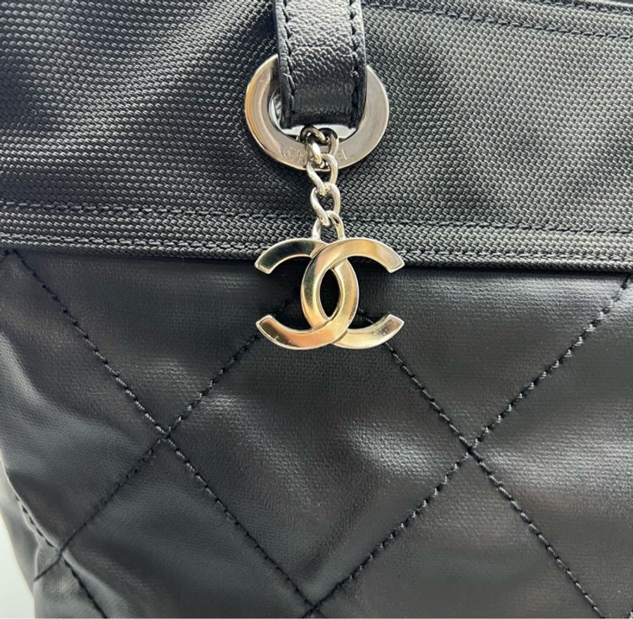 【酷帥女孩必入的Chanel黑銀大包💼】CHANEL菱格紋托特包黑色-8