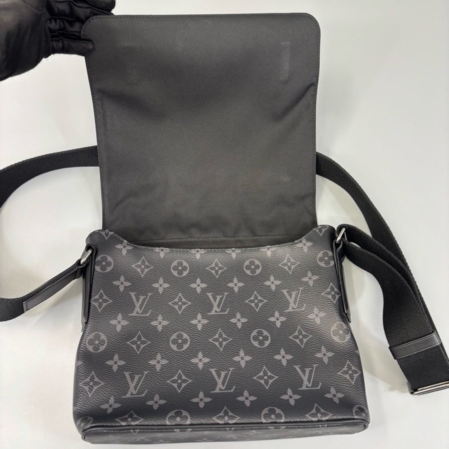 LouisVuitton路易威登 黑老花邮差斜挎包 尺寸25*21-7