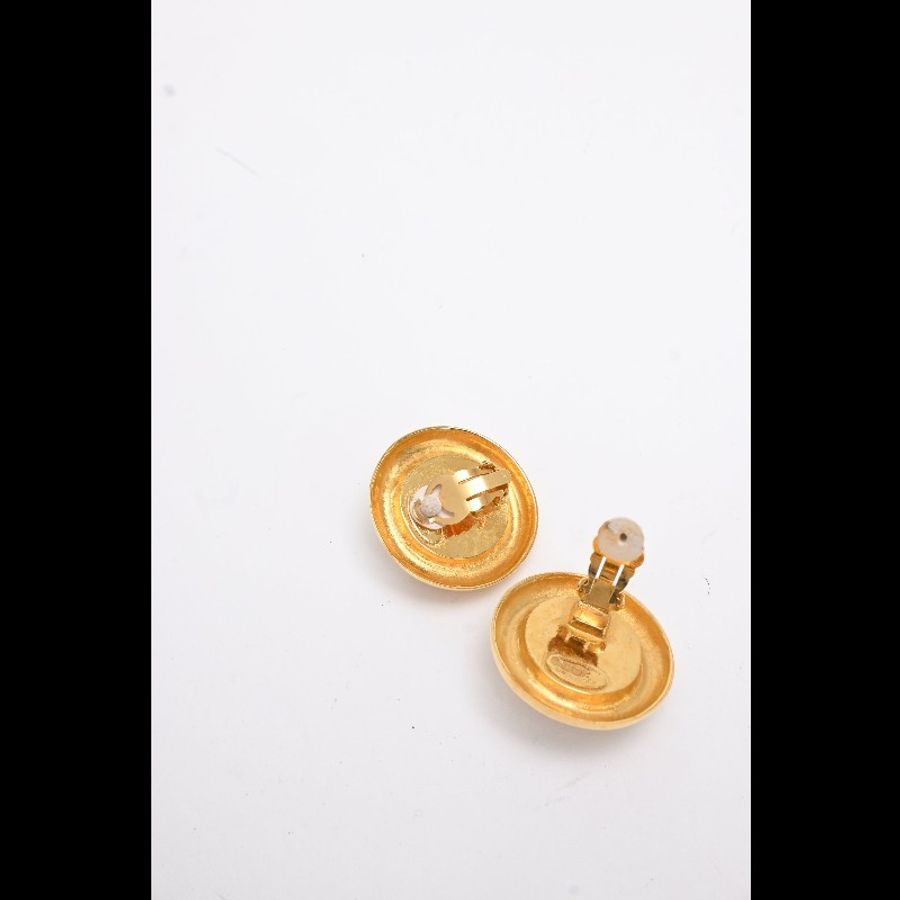 Chanel 88年素金字母滚边珍珠耳夹-8