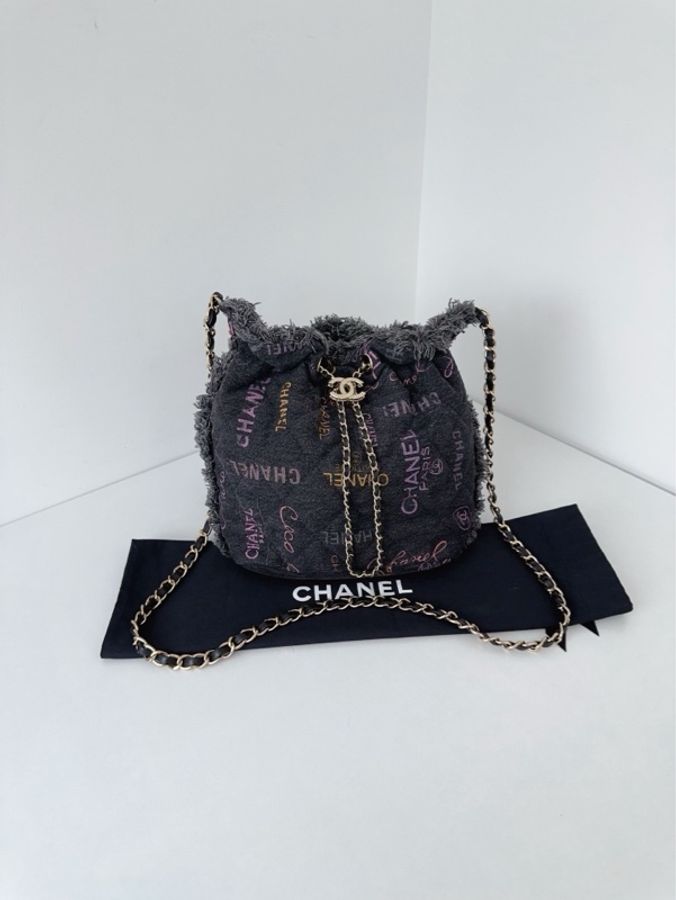 💎Chanel香奈兒|黑丹寧牛仔 彩色字母塗鴉 抽繩鏈條水桶包|小號|99新芯片款-1