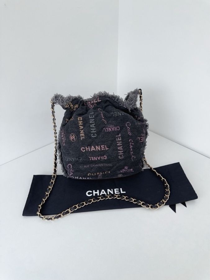 💎Chanel香奈兒|黑丹寧牛仔 彩色字母塗鴉 抽繩鏈條水桶包|小號|99新芯片款-2