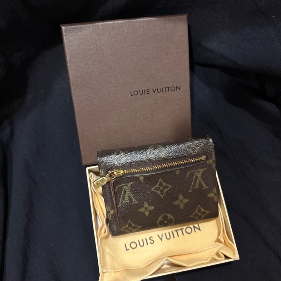 LV經典老花金扣短夾$3900(配件：盒、塵袋） 二手商品皆有放置與使用痕跡反映在價格 喜歡可私詢問 匯半款走賣貨便-1