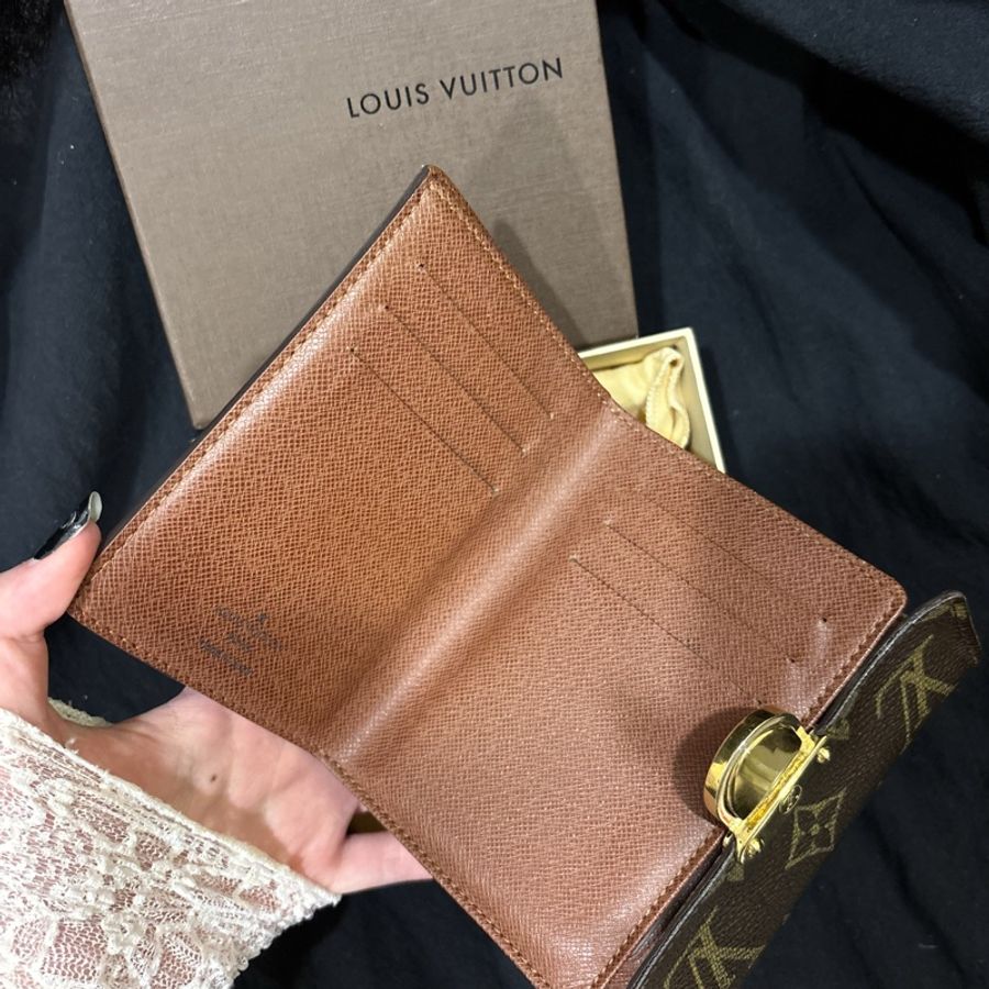 LV經典老花金扣短夾$3900(配件：盒、塵袋） 二手商品皆有放置與使用痕跡反映在價格 喜歡可私詢問 匯半款走賣貨便-3