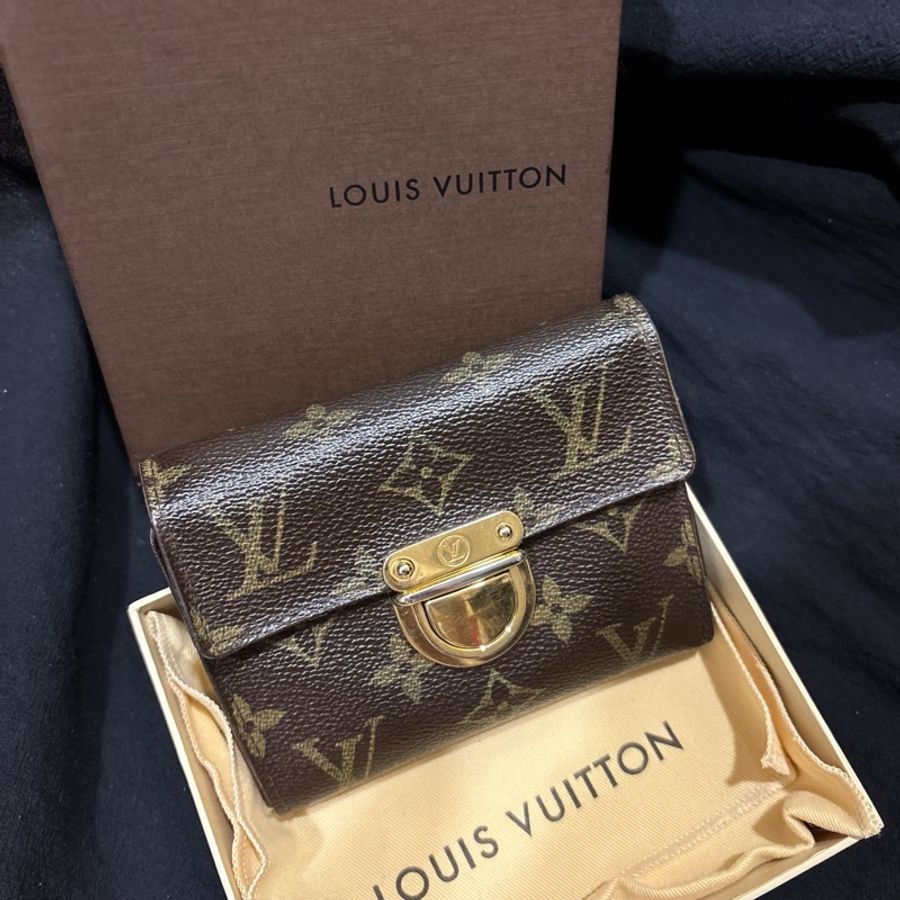 LV經典老花金扣短夾$3900(配件：盒、塵袋） 二手商品皆有放置與使用痕跡反映在價格 喜歡可私詢問 匯半款走賣貨便-4