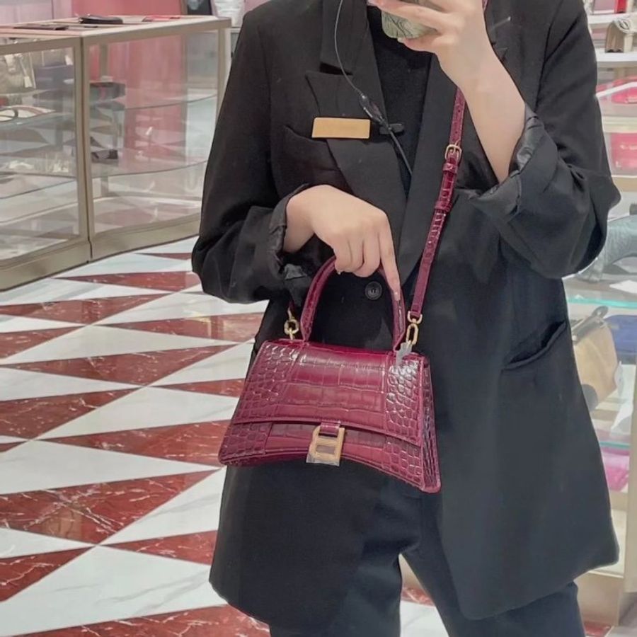 ⏰全新品特賣 專櫃8萬6千5🌺Balenciaga 592833 Hourglass XS 鱷魚紋小牛皮沙漏包 金釦/酒紅色-5
