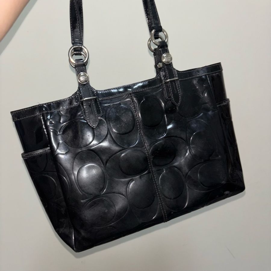 COACH 蔻馳 黑色滿版漆皮肩背托特包-6