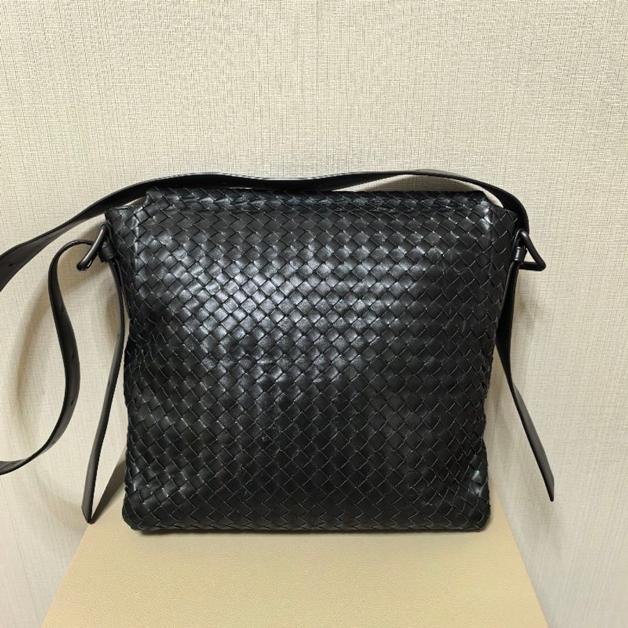 Bottega Veneta BV黑色純色羊皮編織斜背包-1