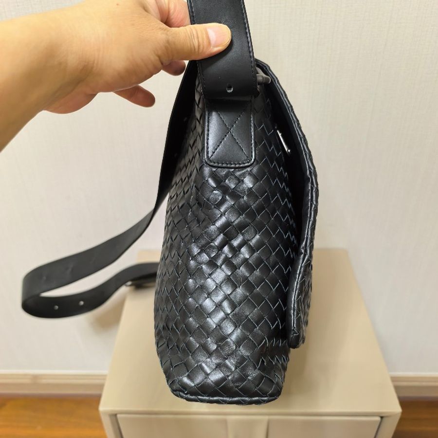 Bottega Veneta BV黑色純色羊皮編織斜背包-3