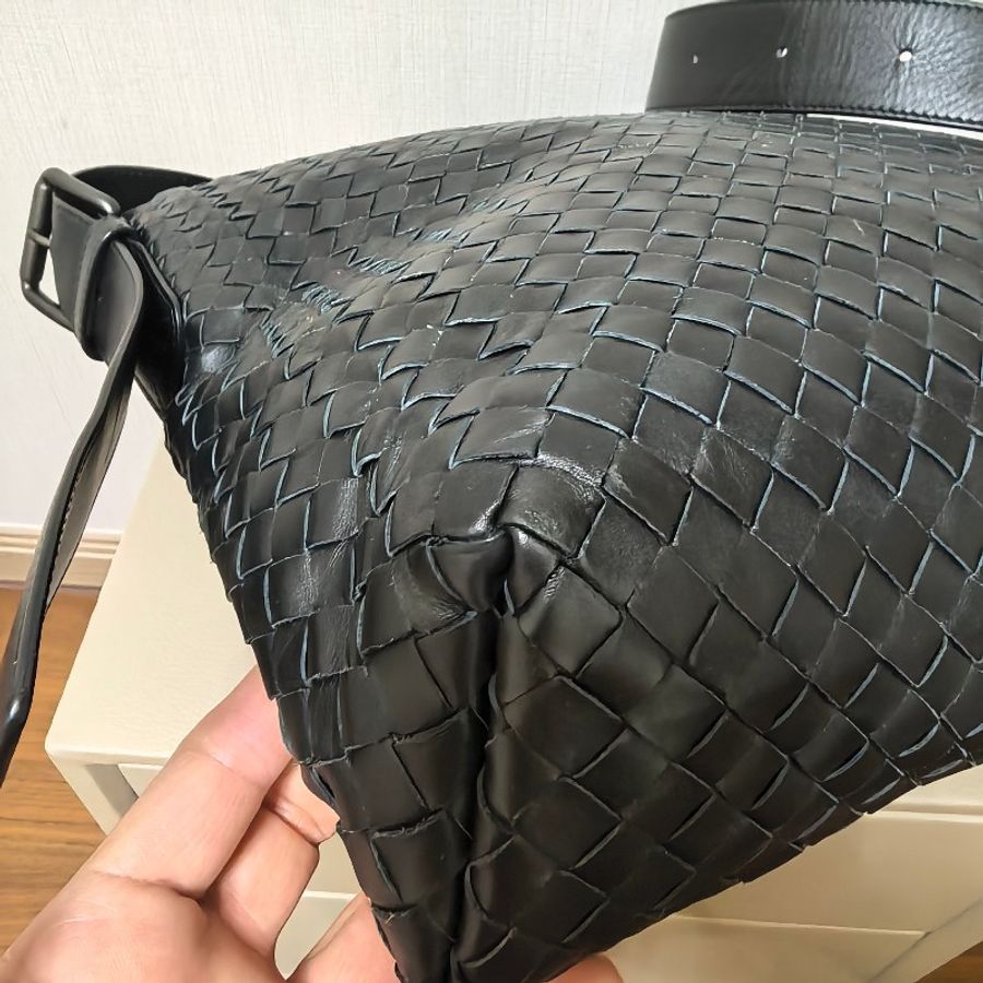 Bottega Veneta BV黑色純色羊皮編織斜背包-4