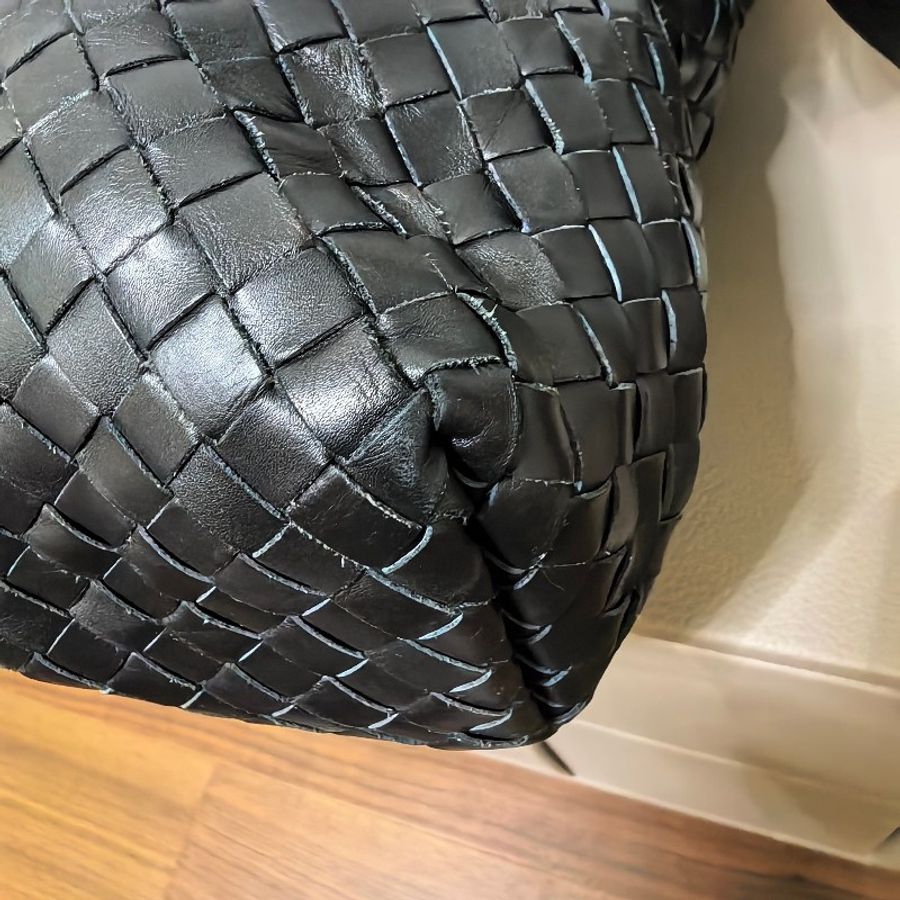 Bottega Veneta BV黑色純色羊皮編織斜背包-5