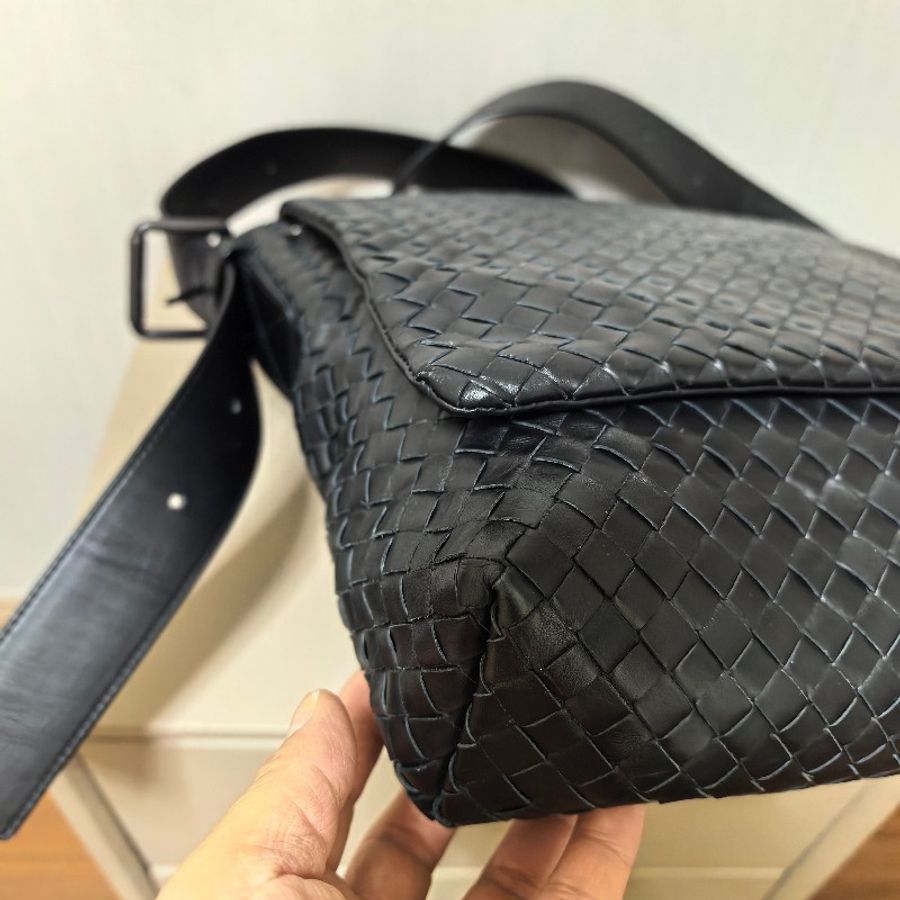 Bottega Veneta BV黑色純色羊皮編織斜背包-6
