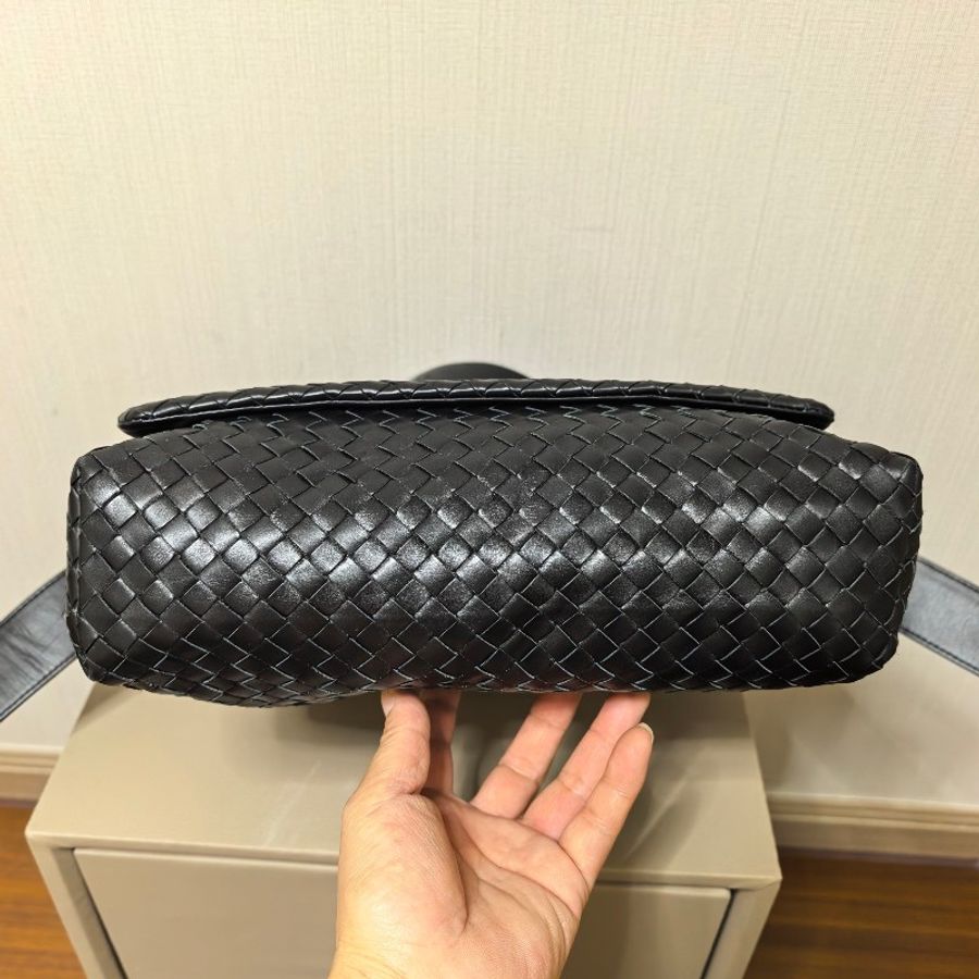 Bottega Veneta BV黑色純色羊皮編織斜背包-8