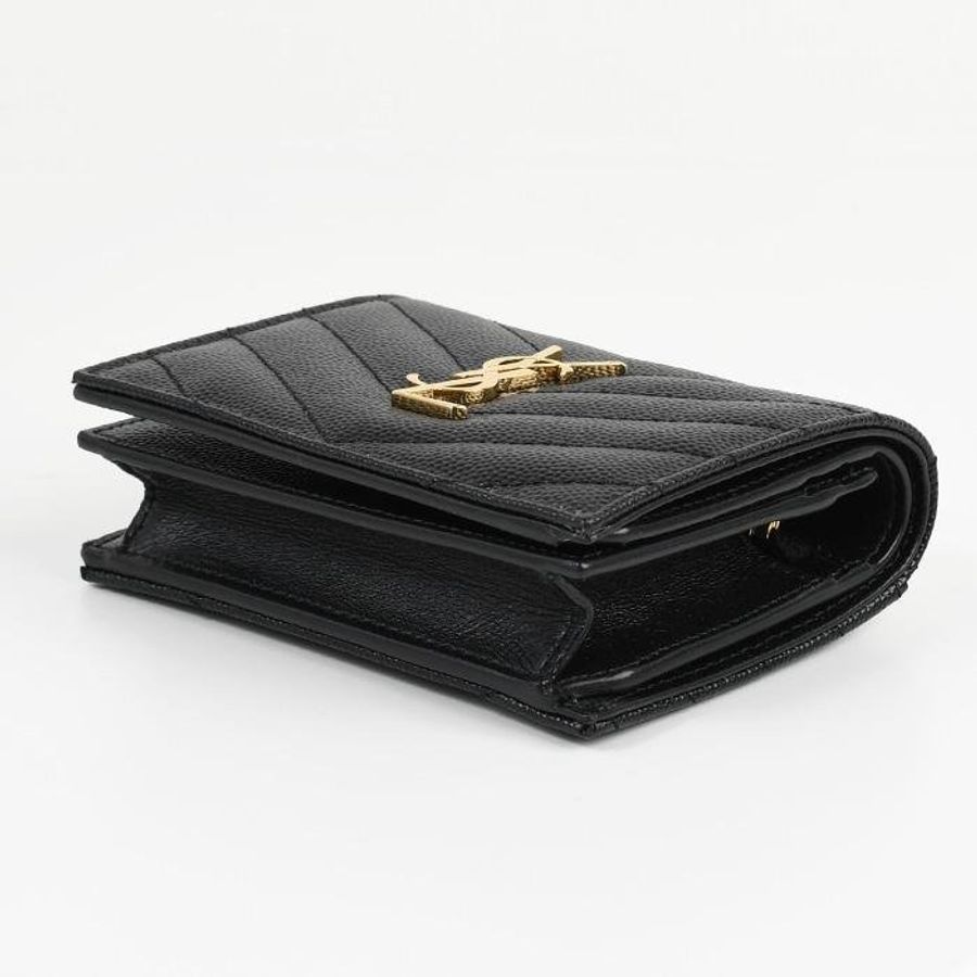 【YSL】專櫃經典款MONOGRAM系列V字縫線魚子醬牛皮金屬LOGO對開短夾/手拿包(金色金屬)-1