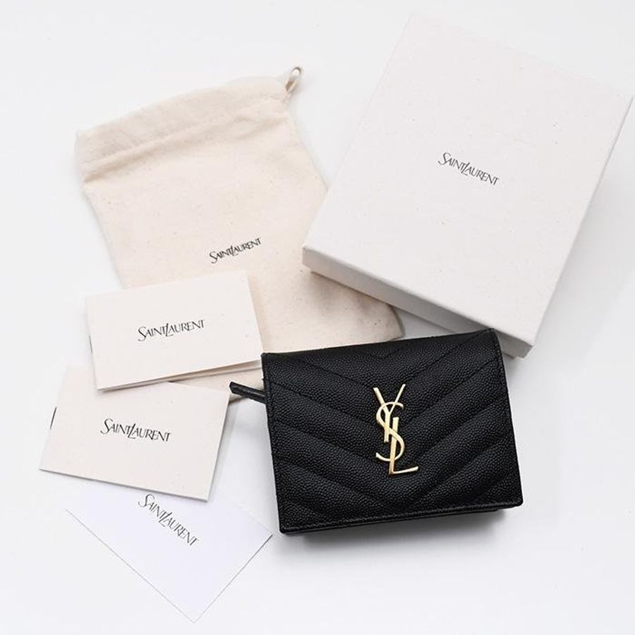 【YSL】專櫃經典款MONOGRAM系列V字縫線魚子醬牛皮金屬LOGO對開短夾/手拿包(金色金屬)-5