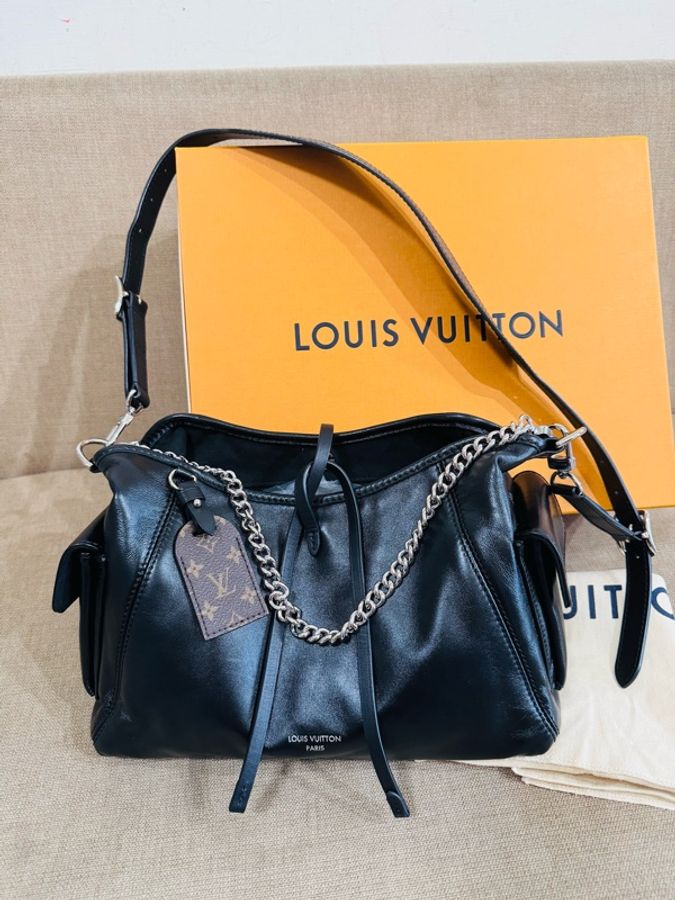 售二手 真品CarryAll Cargo Vibe PM 黑武士真的帥翻全黑配銀鍊,低調卻超有氣場-0