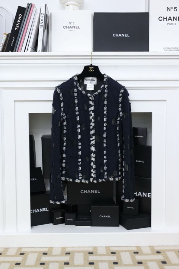 Chanel 11年春夏系列秀款深蓝色洞洞蕾丝网纱滚边外套FR42 22/12-0