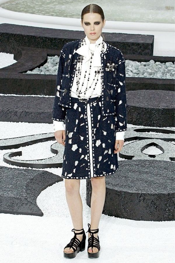 Chanel 11年春夏系列秀款深蓝色洞洞蕾丝网纱滚边外套FR42 22/12-5