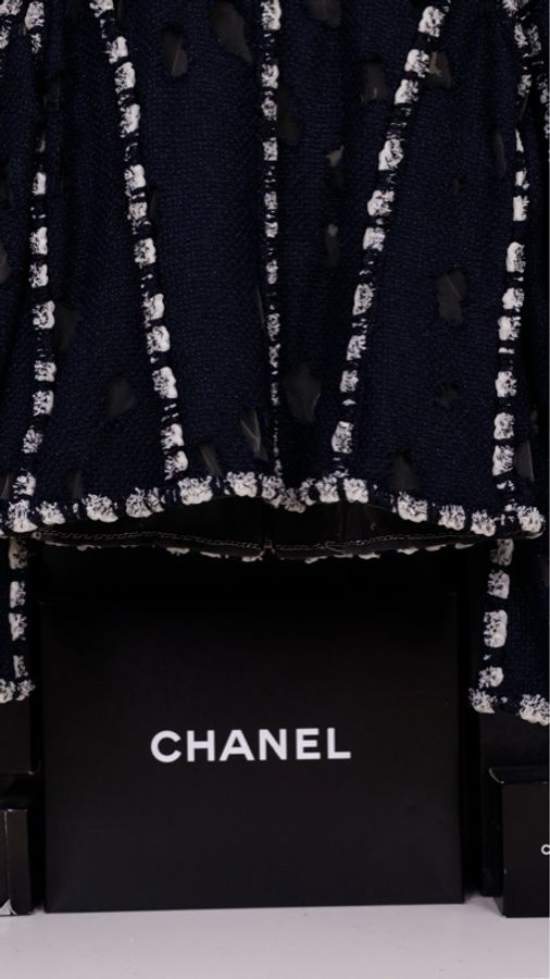 Chanel 11年春夏系列秀款深蓝色洞洞蕾丝网纱滚边外套FR42 22/12-26