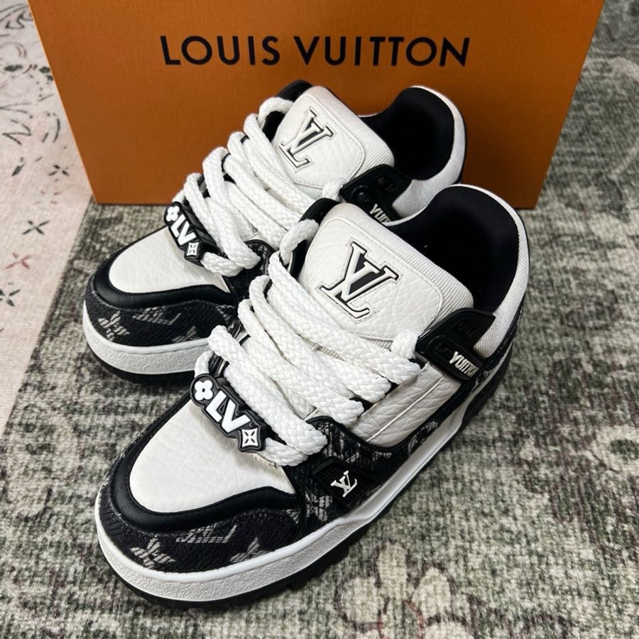LOUIS VUITTON Trainer Maxi 小胖丁壓紋印花 耐磨 低幫 板鞋 男女同款 黑白色 38碼。-0