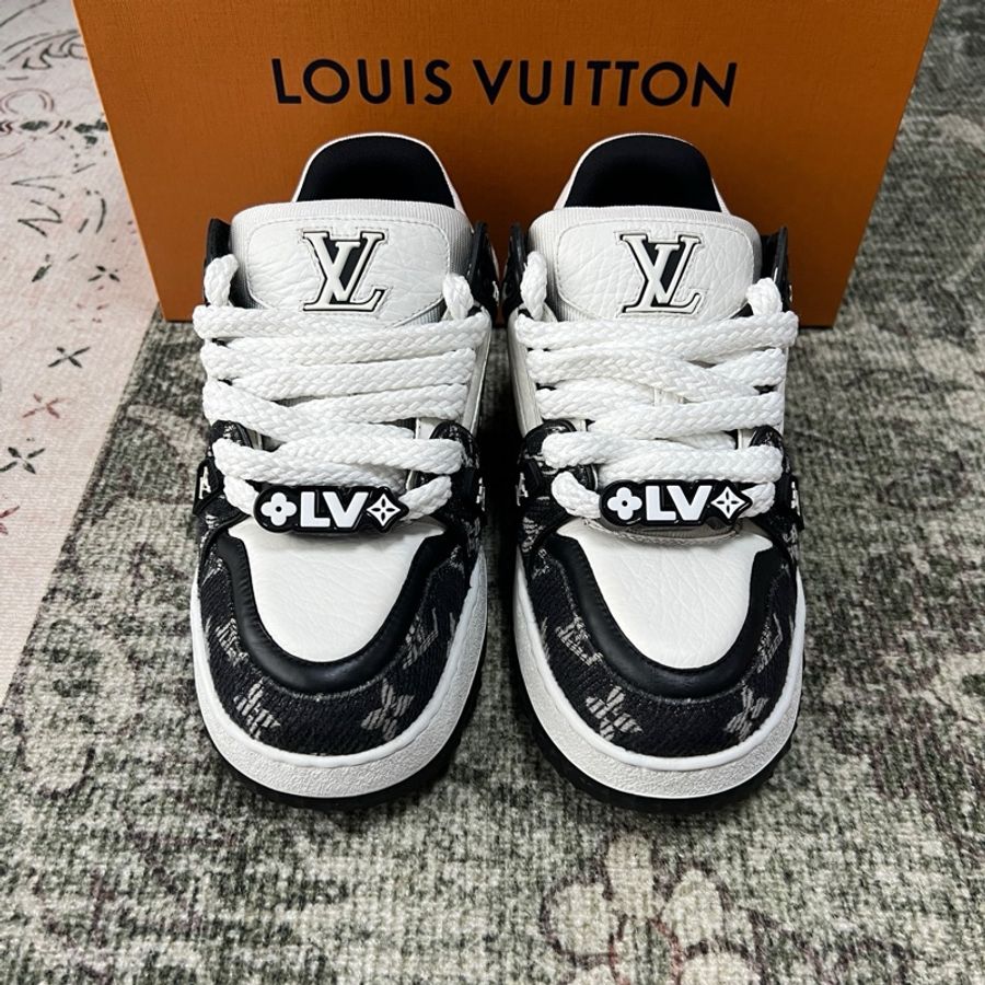 LOUIS VUITTON Trainer Maxi 小胖丁壓紋印花 耐磨 低幫 板鞋 男女同款 黑白色 38碼。-1