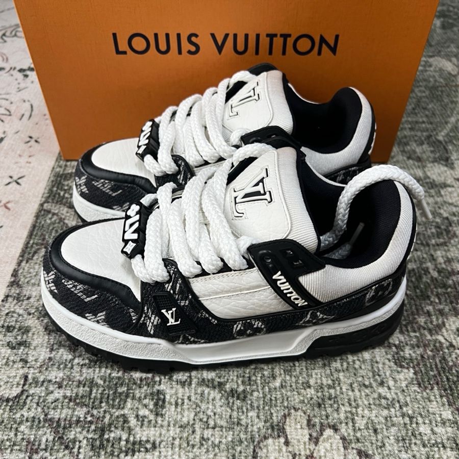 LOUIS VUITTON Trainer Maxi 小胖丁壓紋印花 耐磨 低幫 板鞋 男女同款 黑白色 38碼。-2