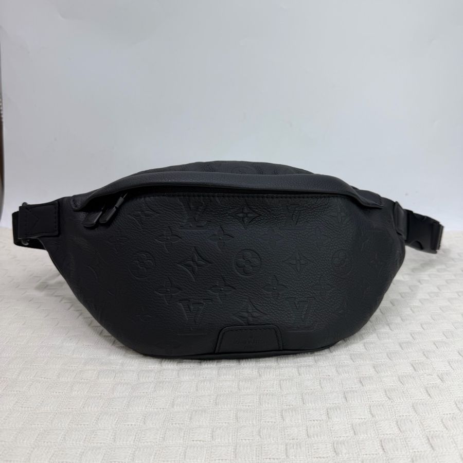 LV 黑壓紋黑釦胸口包-0