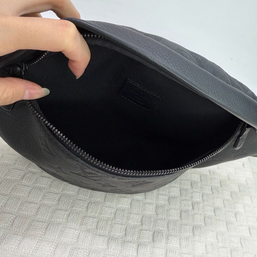 LV 黑壓紋黑釦胸口包-8