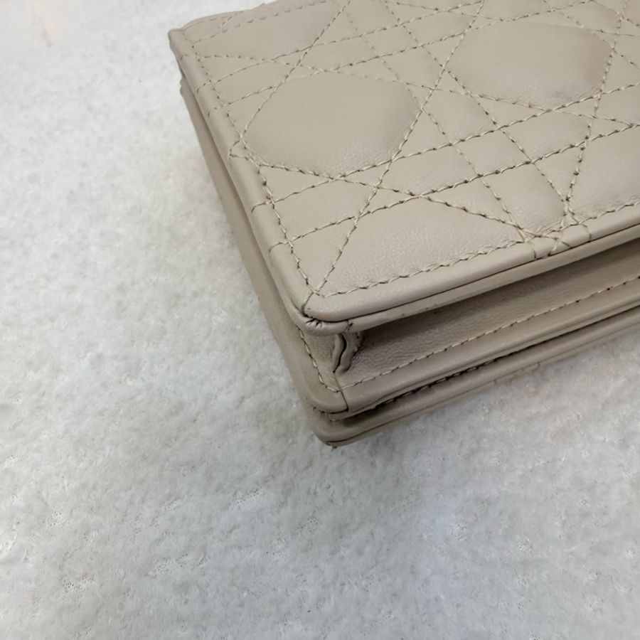 Dior淡米色藤格紋羊皮下蓋鏈條包-12