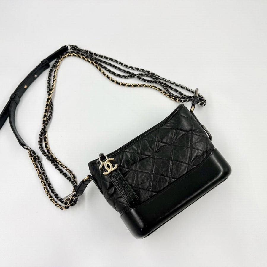 Chanel🫶🏼黑色菱格紋揉製牛皮小號流浪包A91810-10