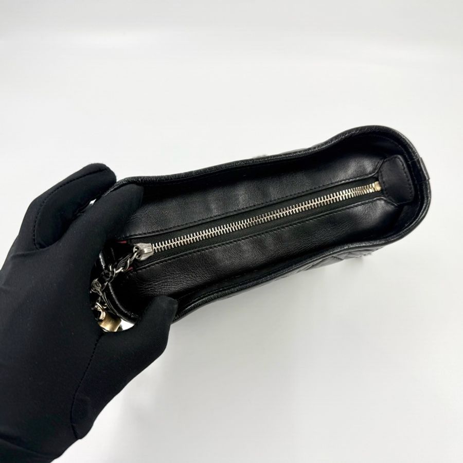 Chanel🫶🏼黑色菱格紋揉製牛皮小號流浪包A91810-11