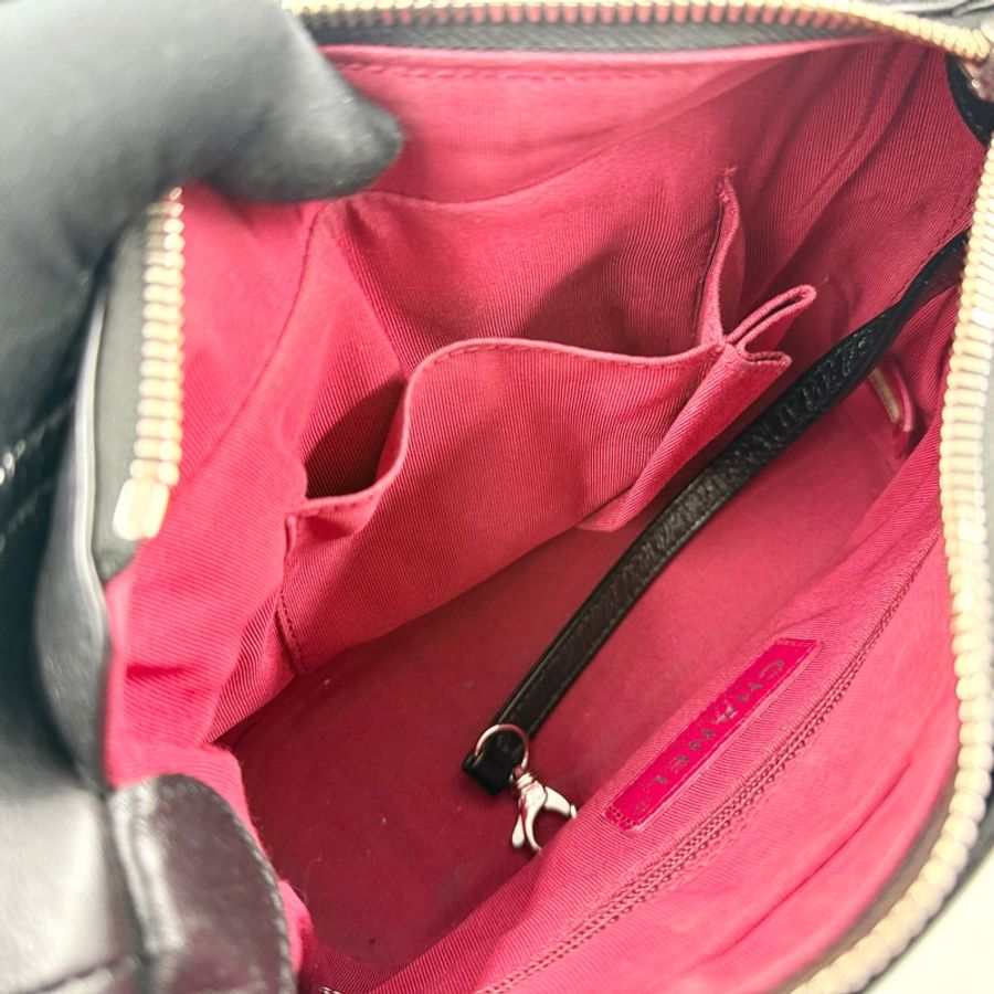 Chanel🫶🏼黑色菱格紋揉製牛皮小號流浪包A91810-12