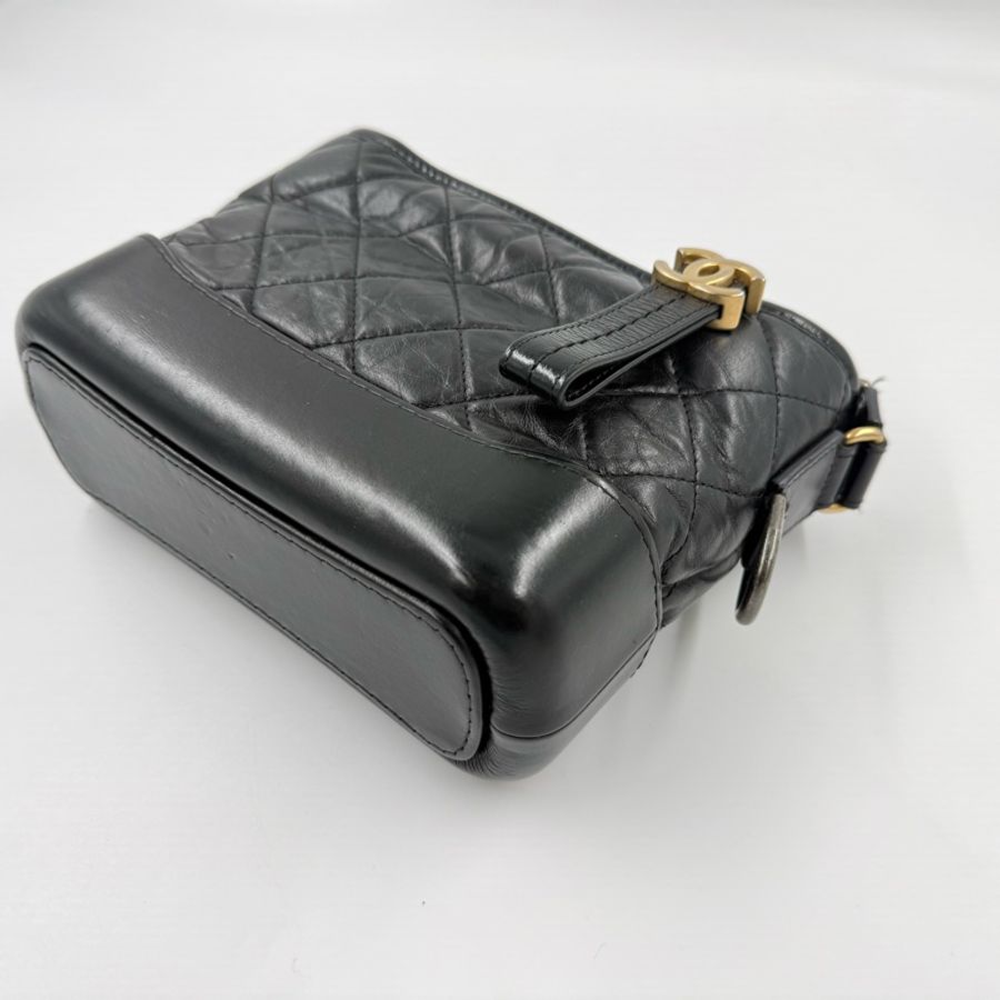 Chanel🫶🏼黑色菱格紋揉製牛皮小號流浪包A91810-15