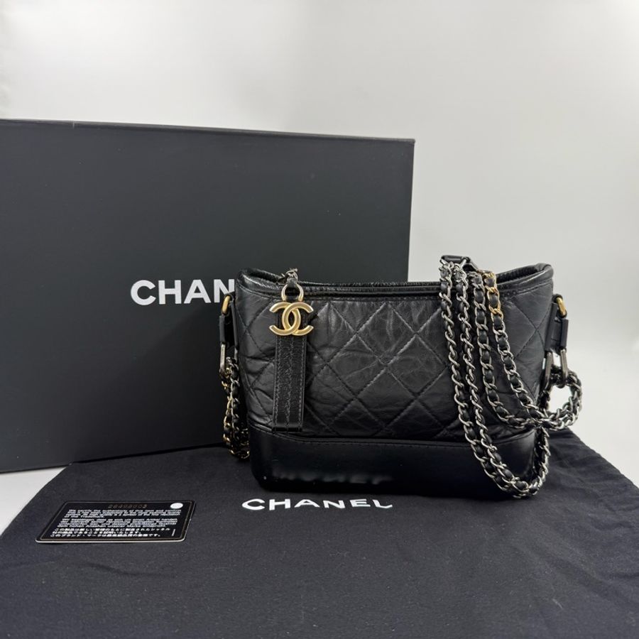 Chanel🫶🏼黑色菱格紋揉製牛皮小號流浪包A91810-1