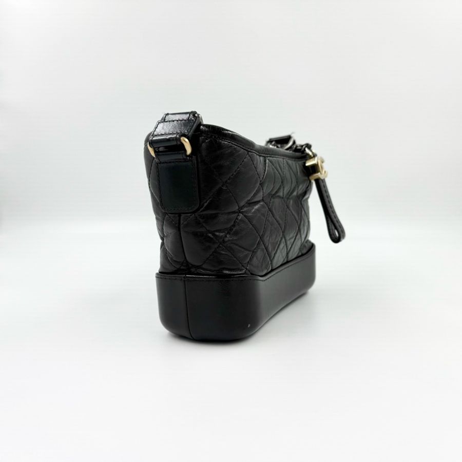 Chanel🫶🏼黑色菱格紋揉製牛皮小號流浪包A91810-4