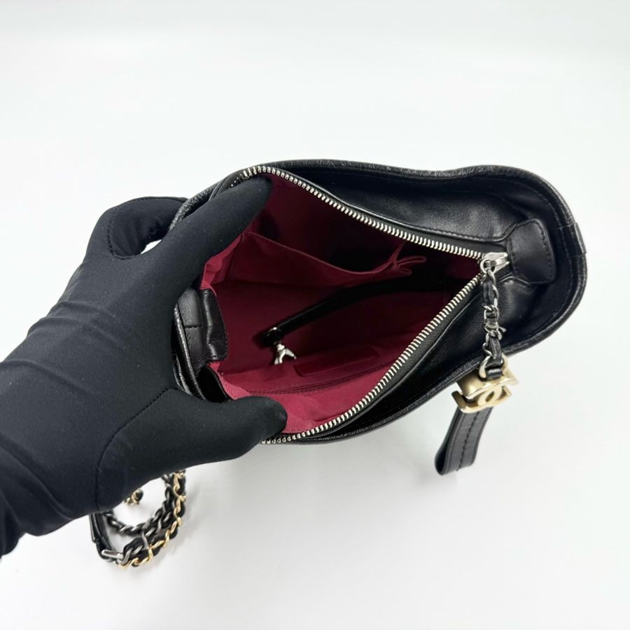 Chanel🫶🏼黑色菱格紋揉製牛皮小號流浪包A91810-6