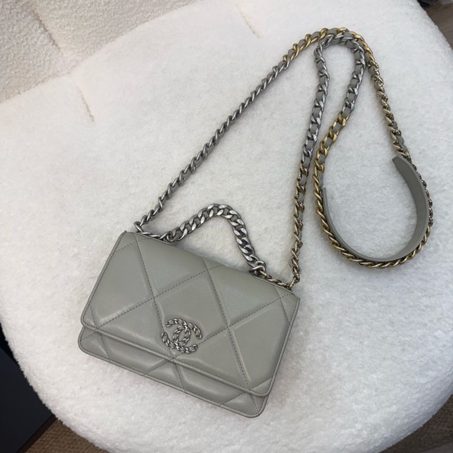 Chanel鼠尾草灰羊皮銀釦19woc鏈包-1