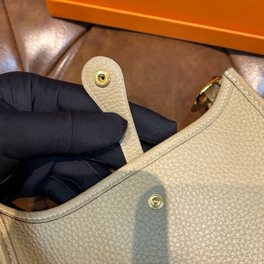 HERMES/愛馬仕 Evelyne 16 伊芙琳 斜背包 Clemence牛皮風衣灰金扣-7