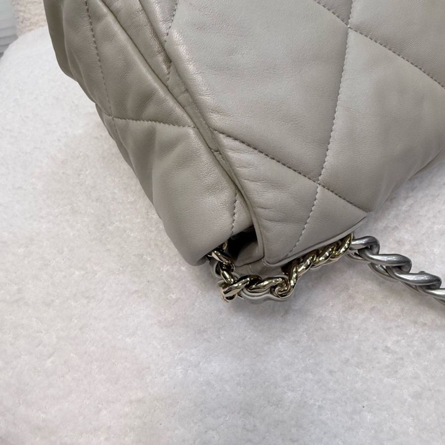 Chanel鼠尾草灰羊皮銀釦19中號鏈包-9
