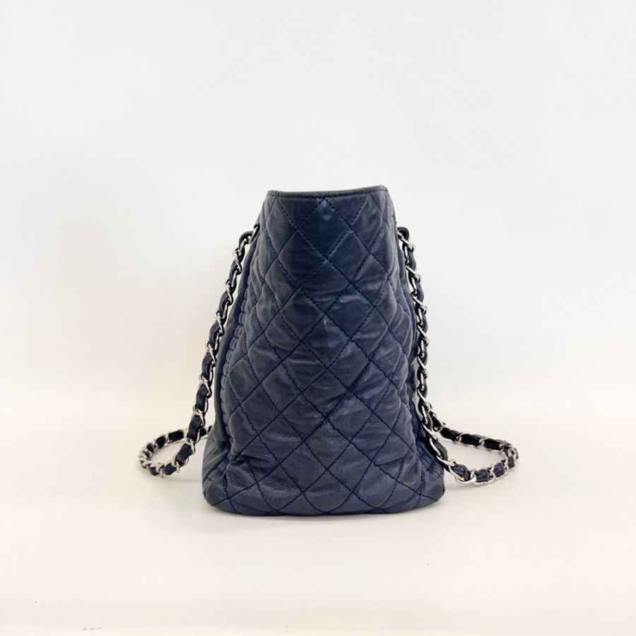 95新❤️Chanel/香奈兒深藍色牛皮外縫線logo皮穿鏈單肩托特包-2