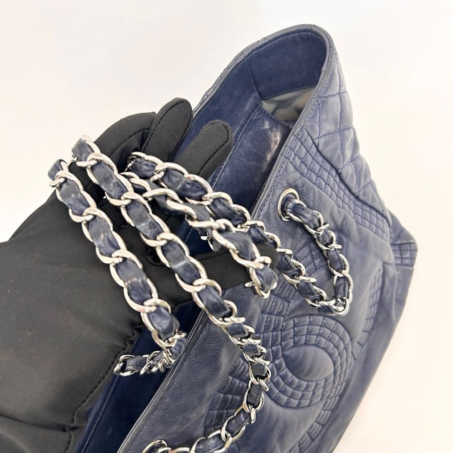 95新❤️Chanel/香奈兒深藍色牛皮外縫線logo皮穿鏈單肩托特包-7