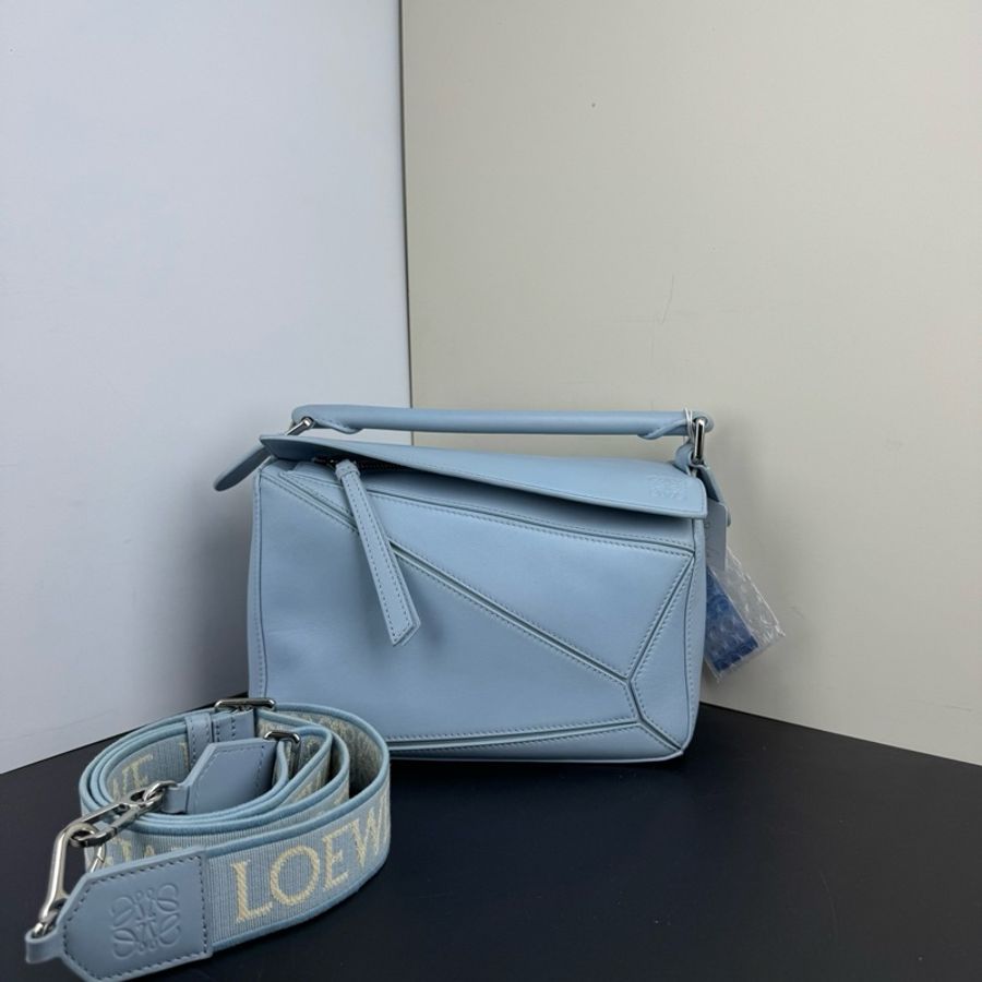 99❤️LOEWE羅意威 Puzzle 霧霾藍可拆卸可調節肩帶拉鍊開合幾何線條 緞面牛皮革 手提單肩斜挎包-1