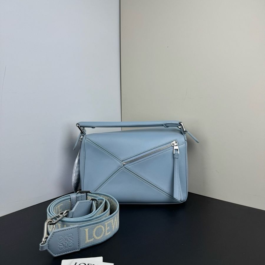 99❤️LOEWE羅意威 Puzzle 霧霾藍可拆卸可調節肩帶拉鍊開合幾何線條 緞面牛皮革 手提單肩斜挎包-4